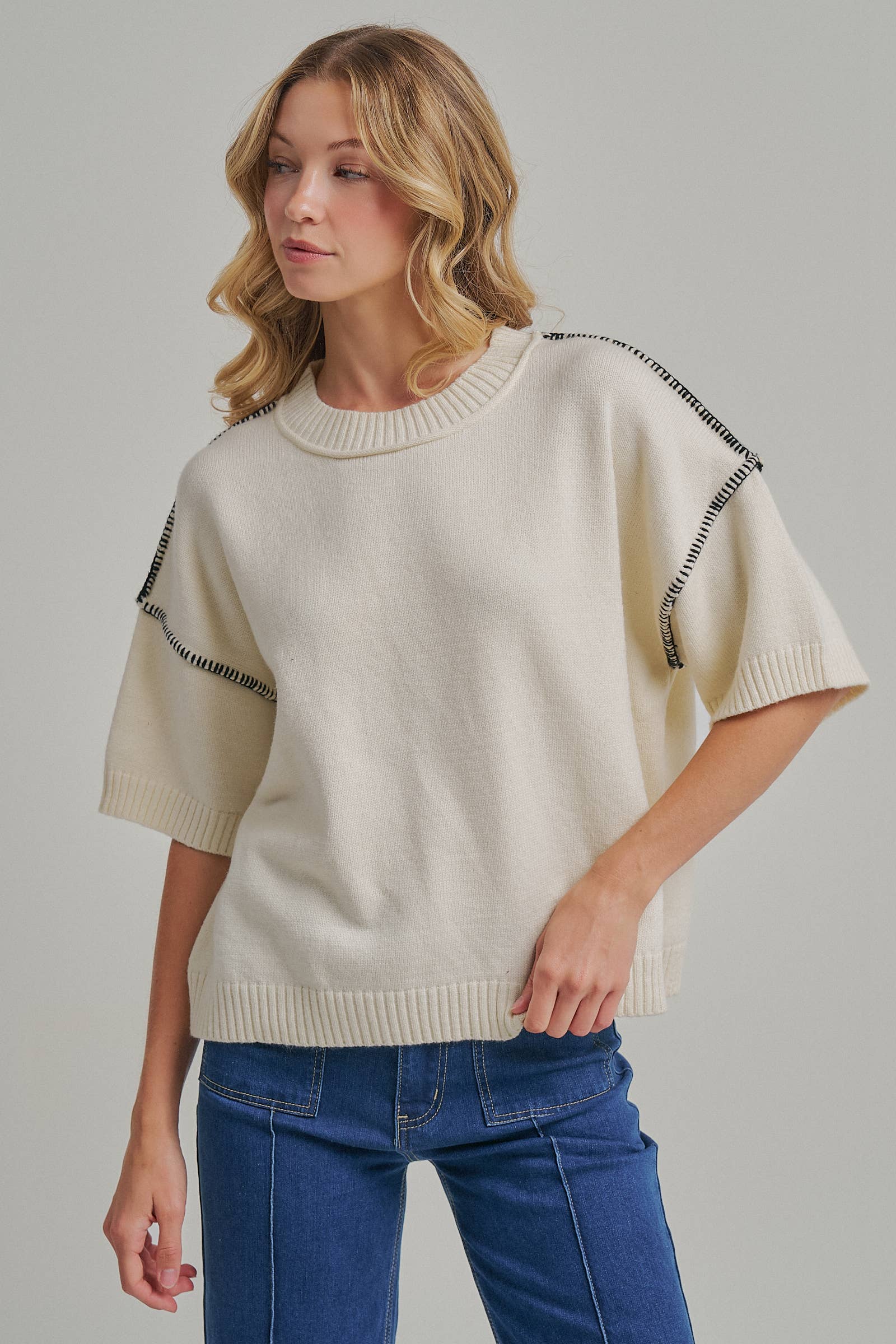 RELAXED FIT SWEATER TOP WITH COLOR STITCH