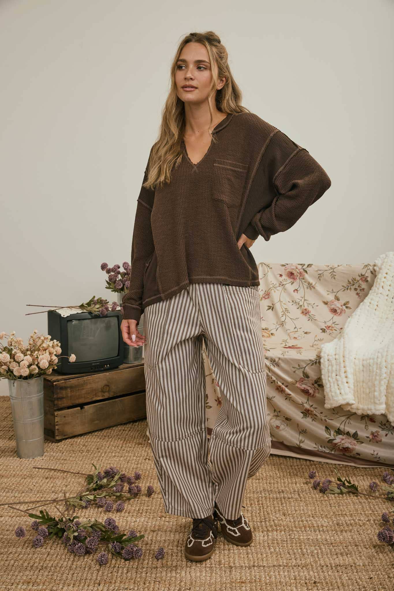 SPLIT NECK RAW EDGE LONG SLEEVE RIBBED KNIT TOP : CHOCOLATE BROWN