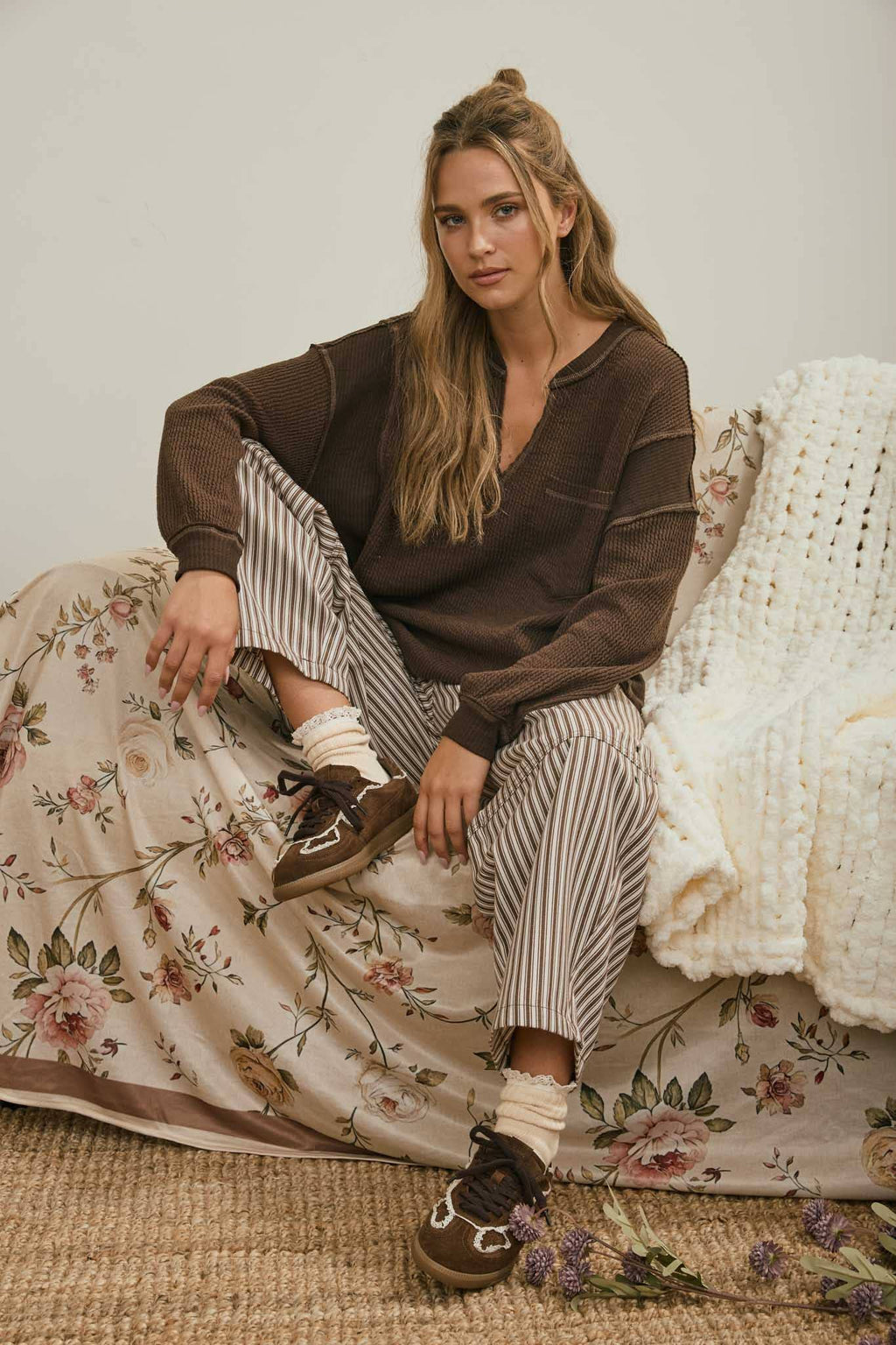 SPLIT NECK RAW EDGE LONG SLEEVE RIBBED KNIT TOP : CHOCOLATE BROWN