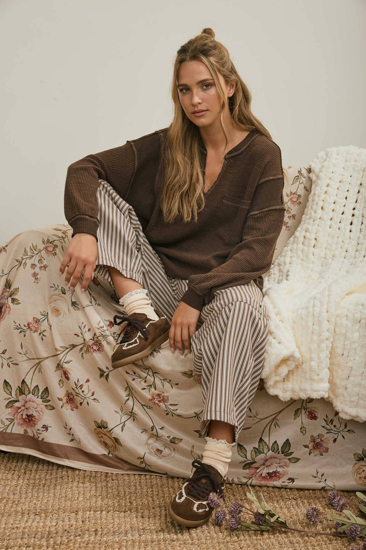 SPLIT NECK RAW EDGE LONG SLEEVE RIBBED KNIT TOP : CHOCOLATE BROWN