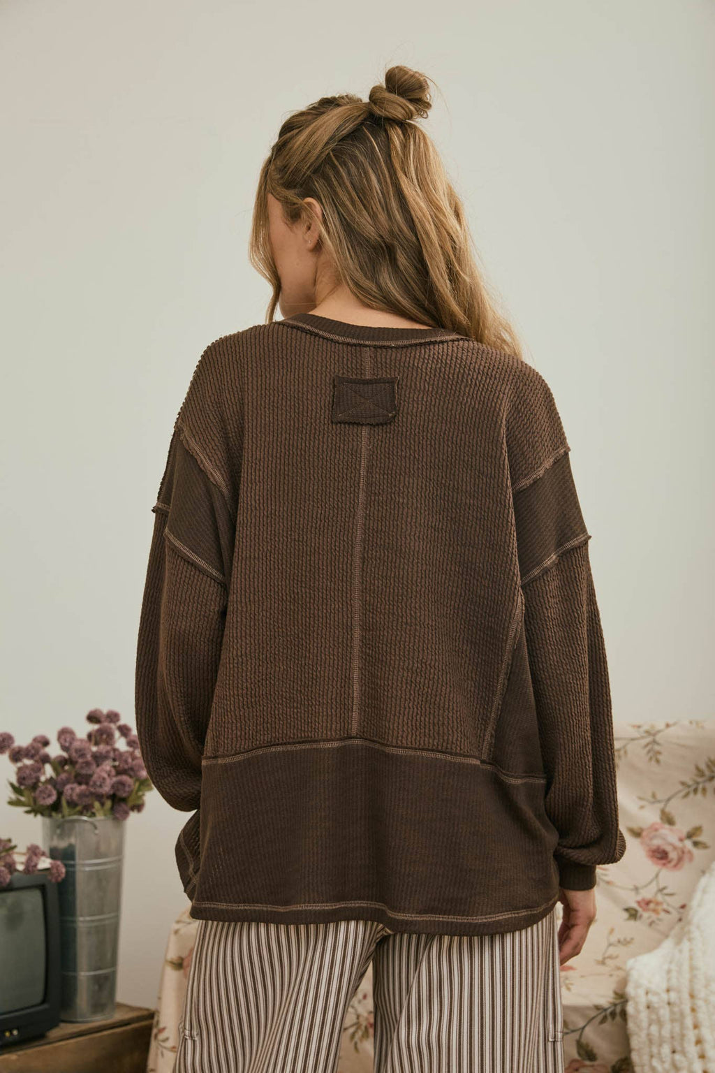 SPLIT NECK RAW EDGE LONG SLEEVE RIBBED KNIT TOP : CHOCOLATE BROWN