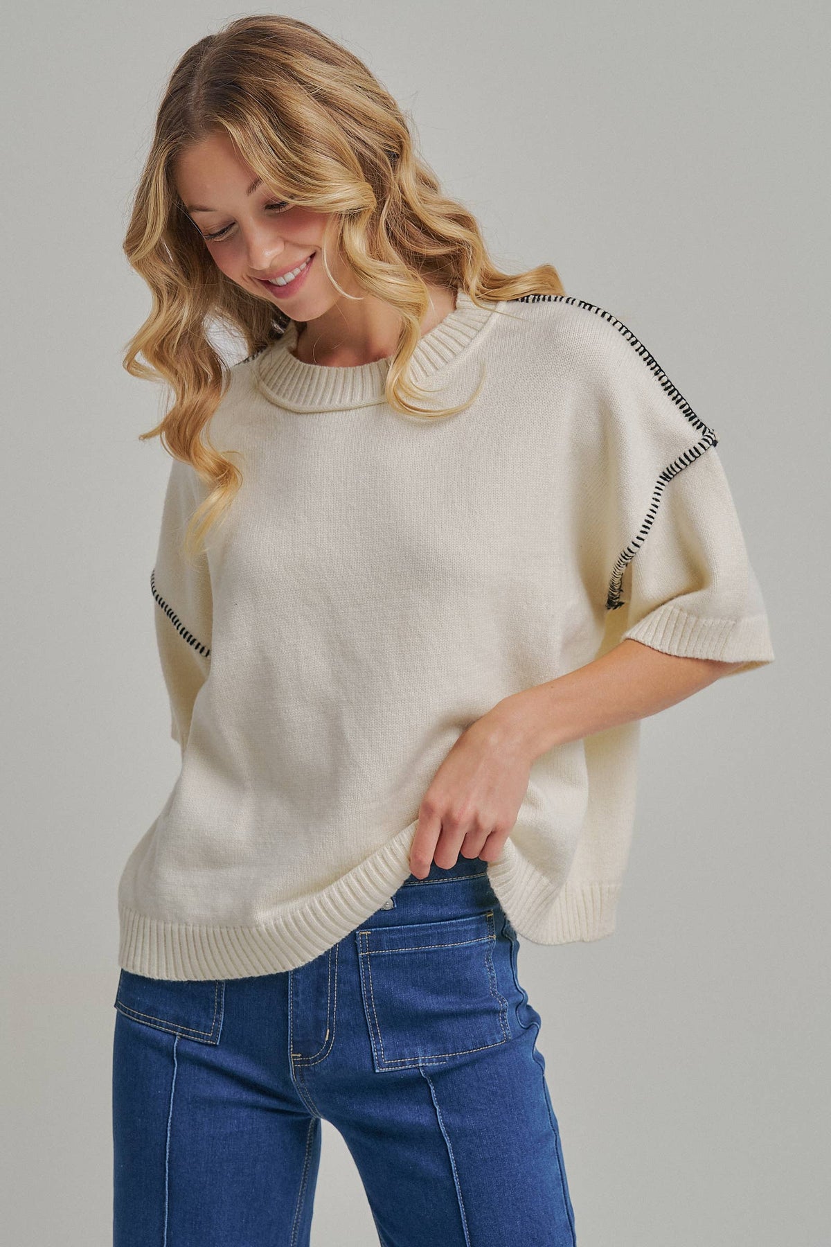 RELAXED FIT SWEATER TOP WITH COLOR STITCH