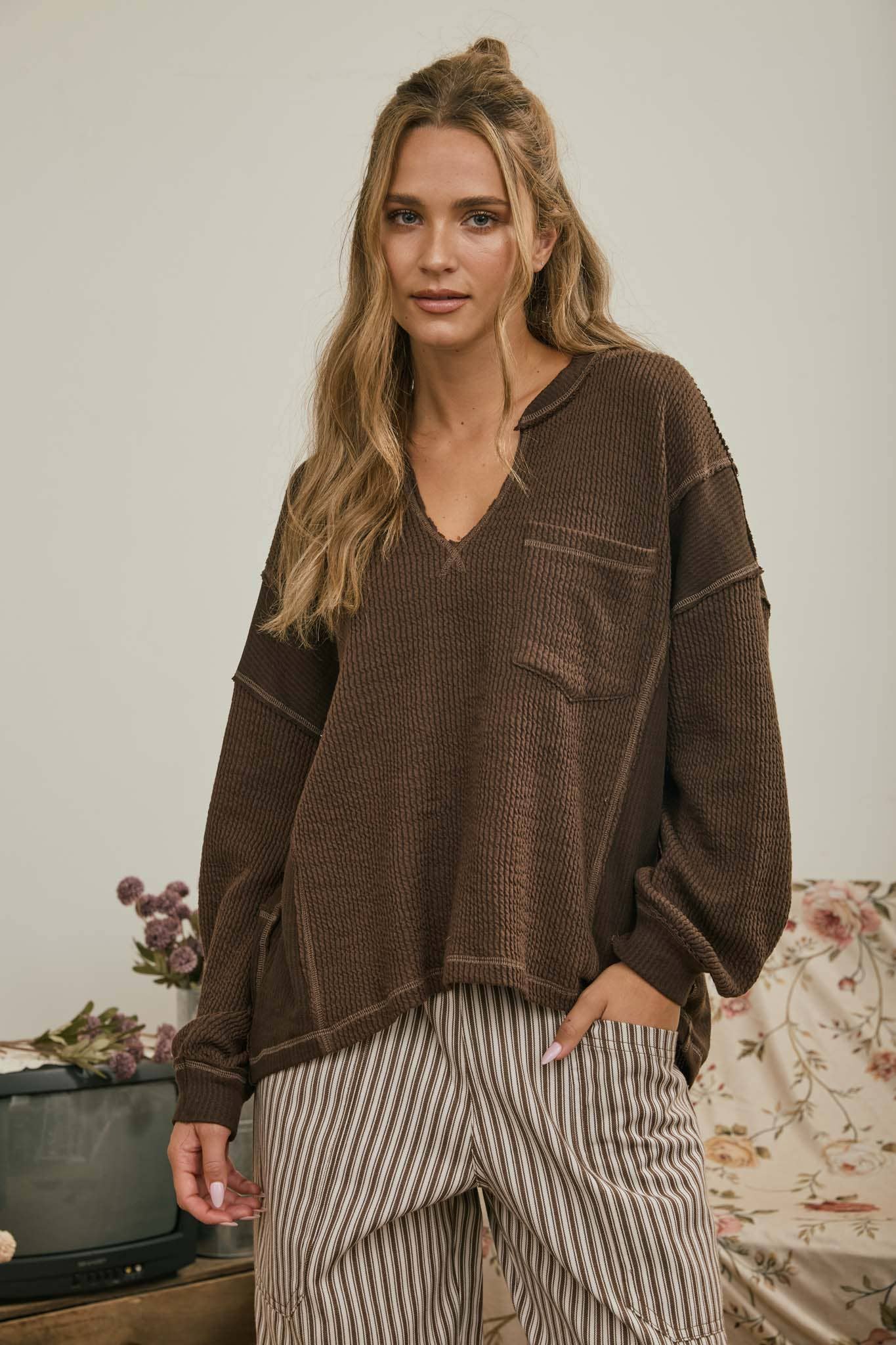 SPLIT NECK RAW EDGE LONG SLEEVE RIBBED KNIT TOP : CHOCOLATE BROWN