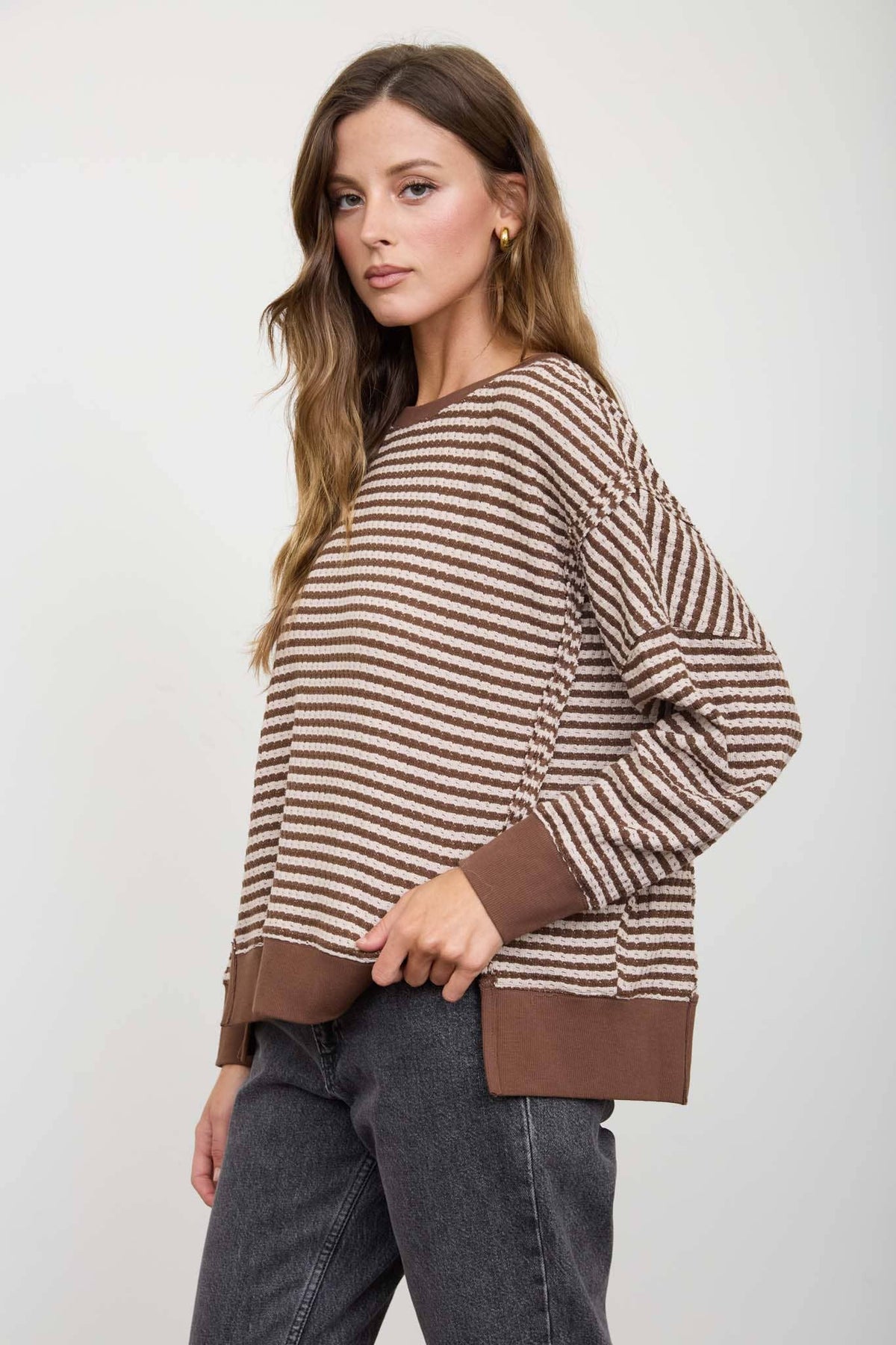 STRIPE EXPOSED SEAM SPLIT HEM LONG SLEEVE KNIT TOP : BROWN