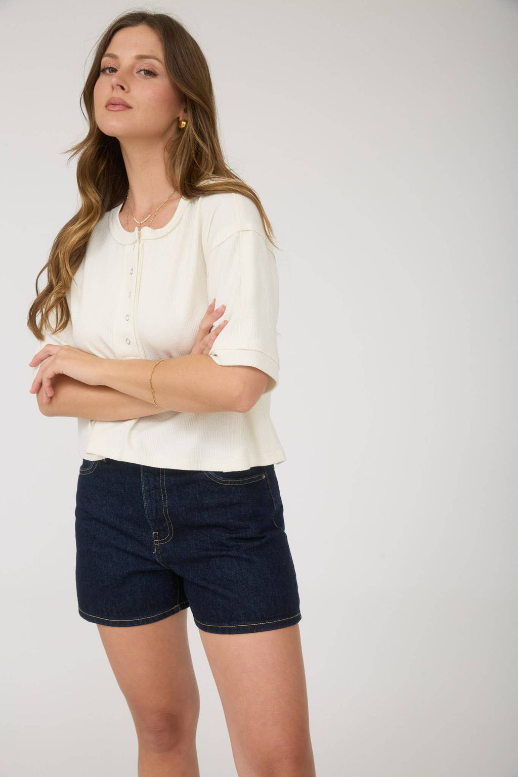 EXPOSED SEAM SHORT SLEEVE BOXY HENLEY KNIT TOP