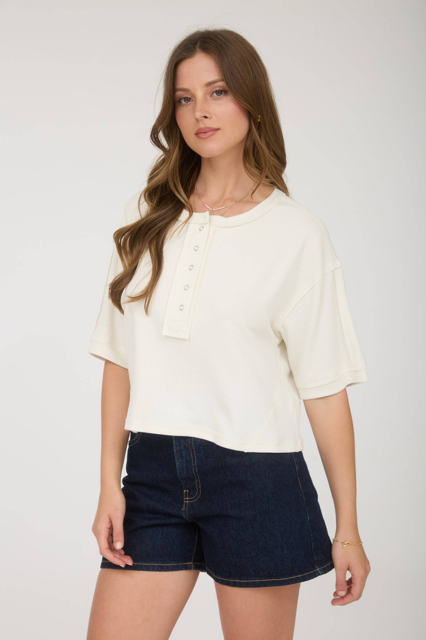 EXPOSED SEAM SHORT SLEEVE BOXY HENLEY KNIT TOP