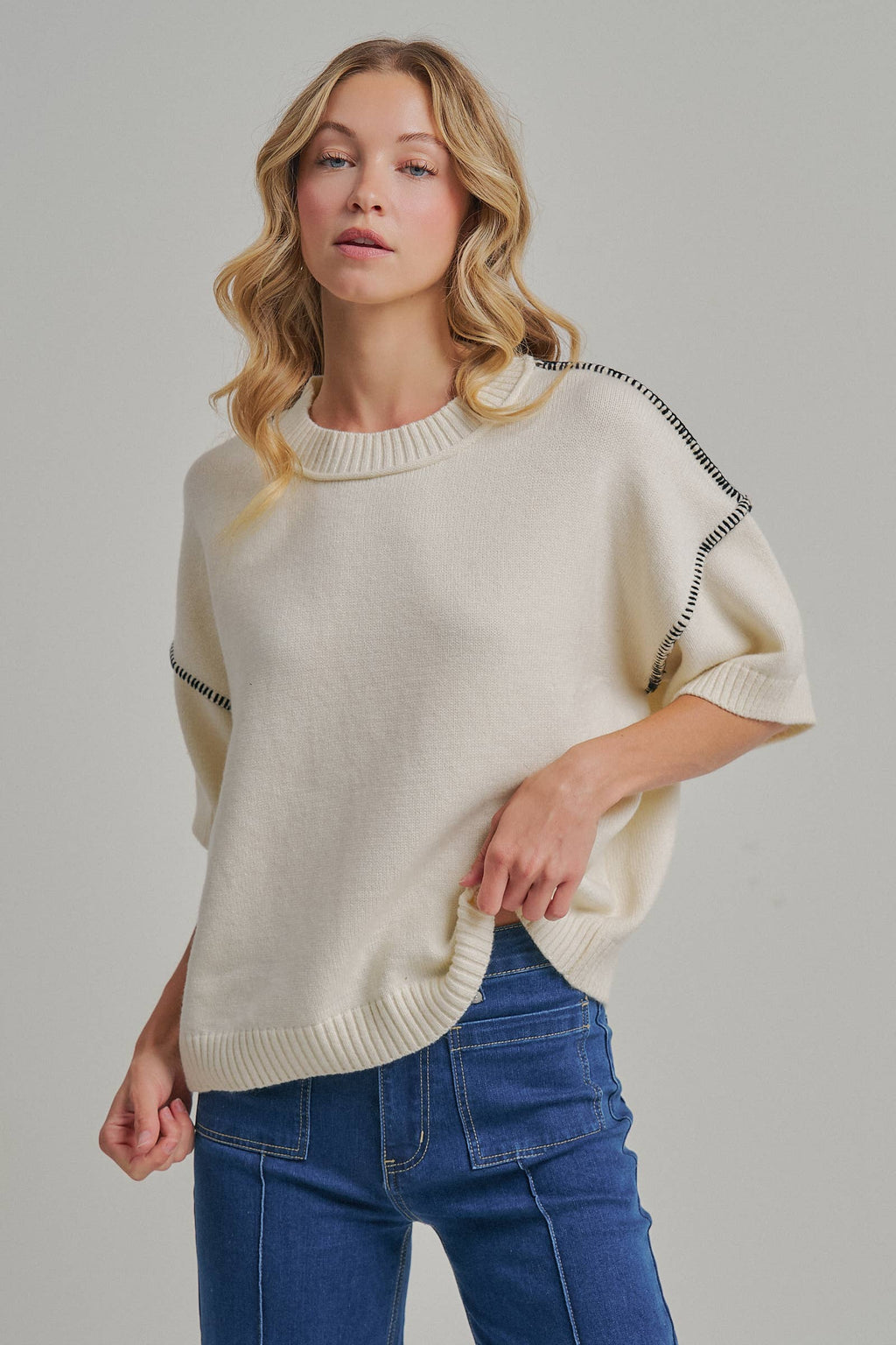 RELAXED FIT SWEATER TOP WITH COLOR STITCH