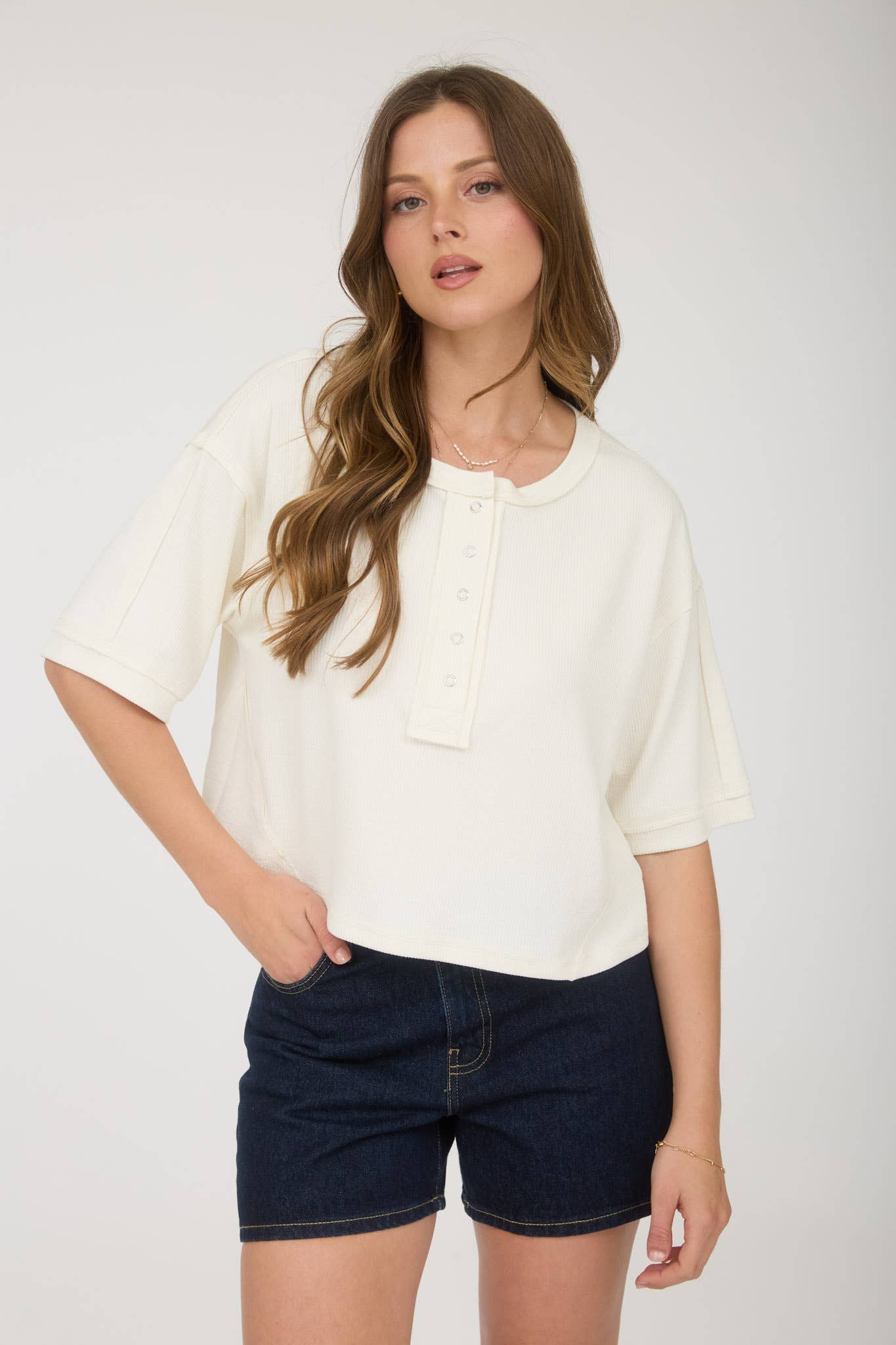 EXPOSED SEAM SHORT SLEEVE BOXY HENLEY KNIT TOP