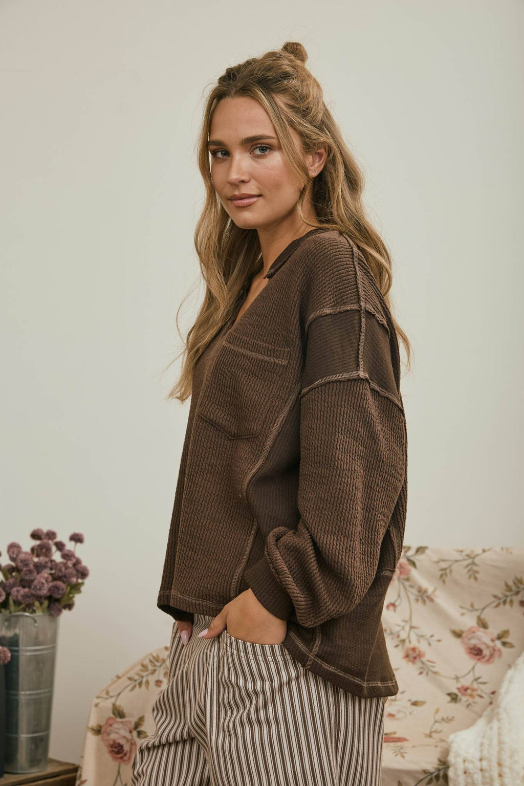 SPLIT NECK RAW EDGE LONG SLEEVE RIBBED KNIT TOP : CHOCOLATE BROWN