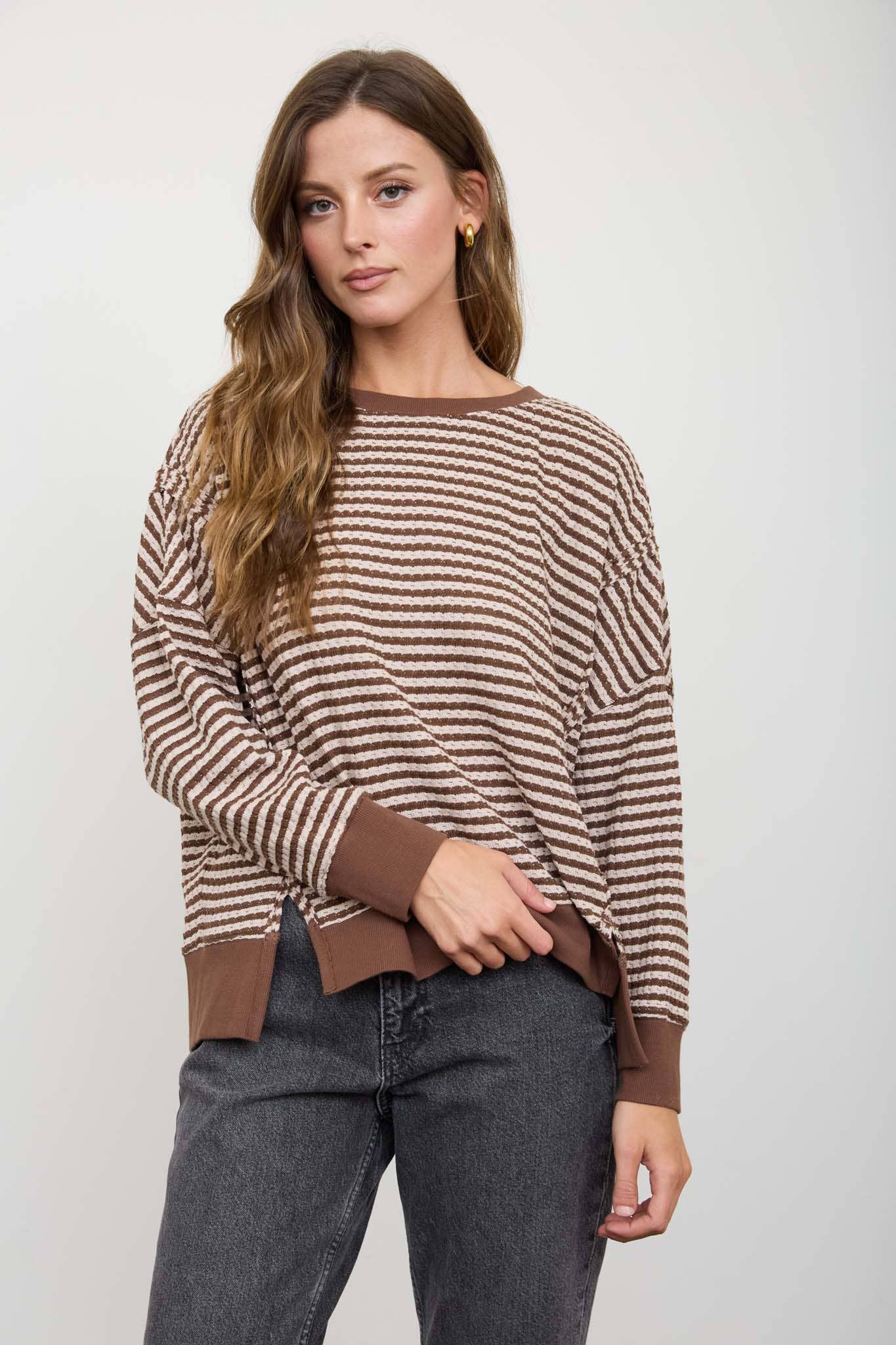 STRIPE EXPOSED SEAM SPLIT HEM LONG SLEEVE KNIT TOP : BROWN