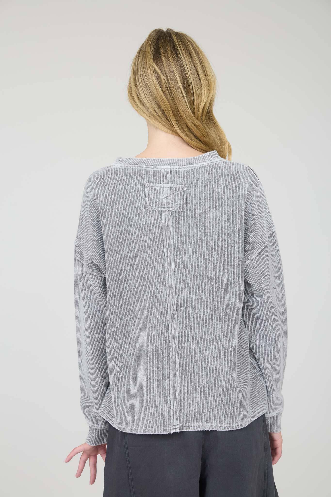 WASHED POCKET DETAIL LONG SLEEVE RIB KNIT TOP : CHARCOAL