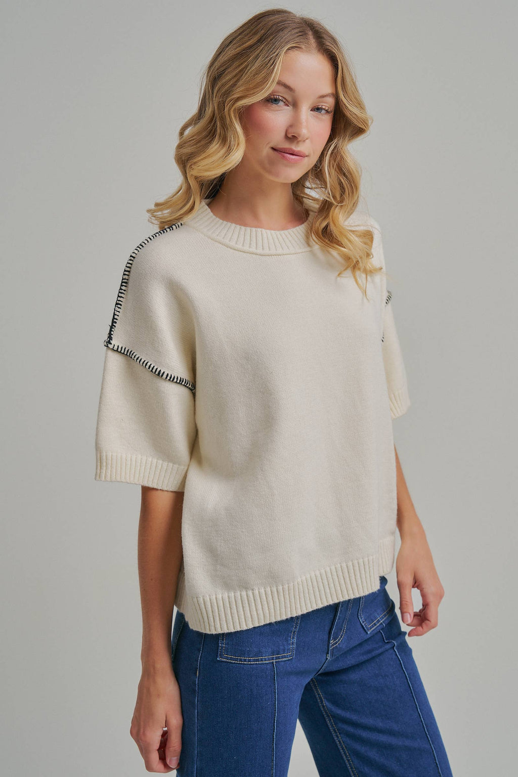 RELAXED FIT SWEATER TOP WITH COLOR STITCH