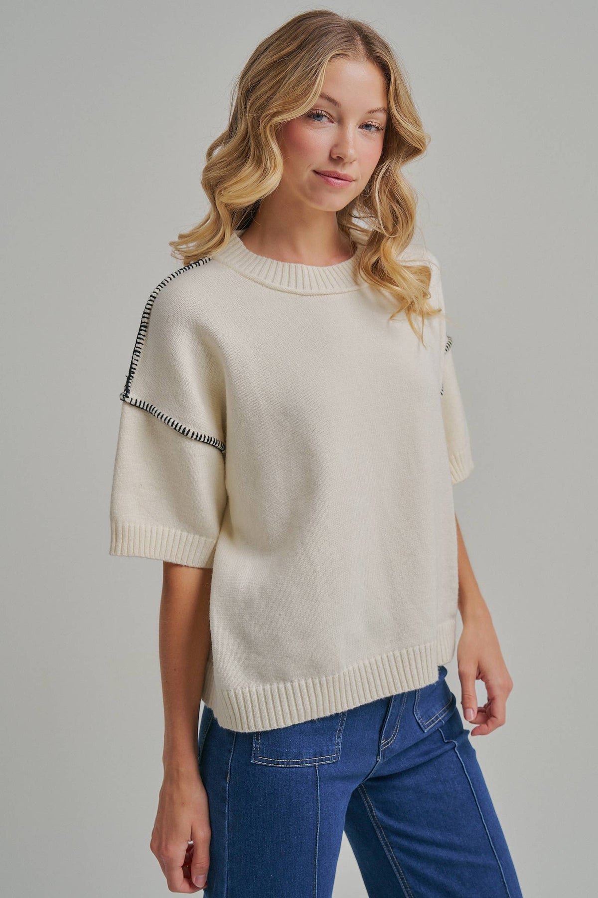 RELAXED FIT SWEATER TOP WITH COLOR STITCH