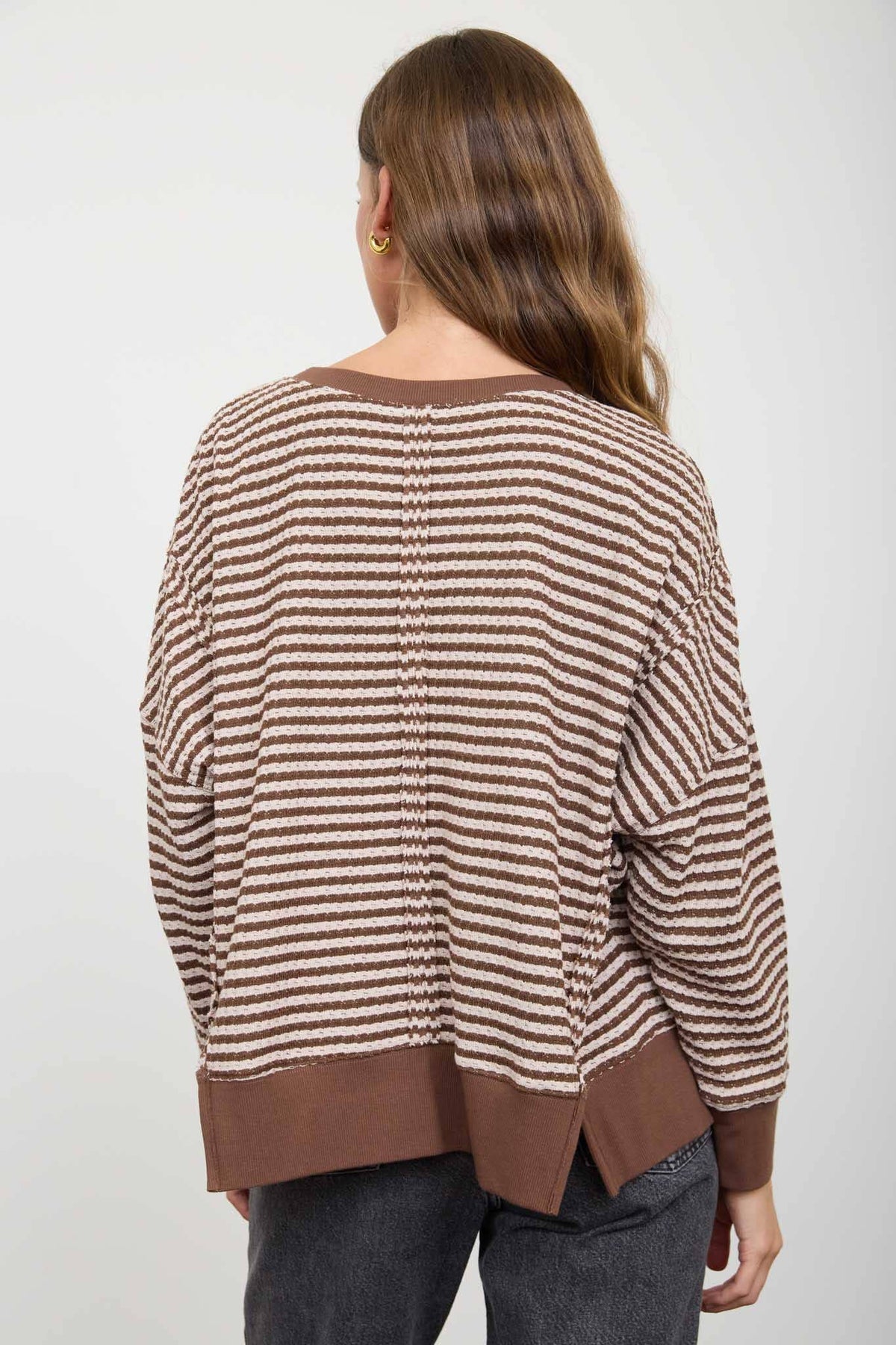 STRIPE EXPOSED SEAM SPLIT HEM LONG SLEEVE KNIT TOP : BROWN