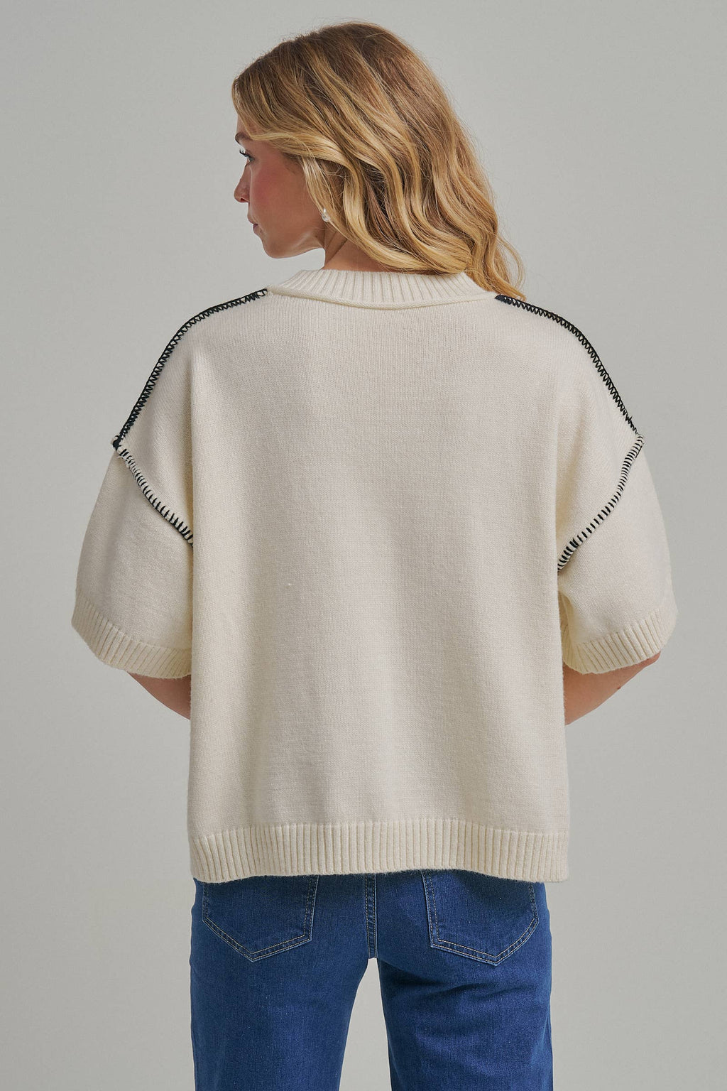 RELAXED FIT SWEATER TOP WITH COLOR STITCH