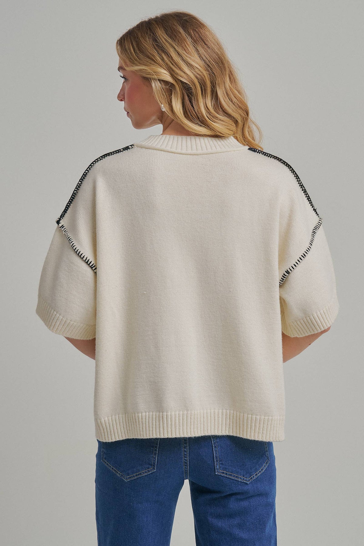 RELAXED FIT SWEATER TOP WITH COLOR STITCH