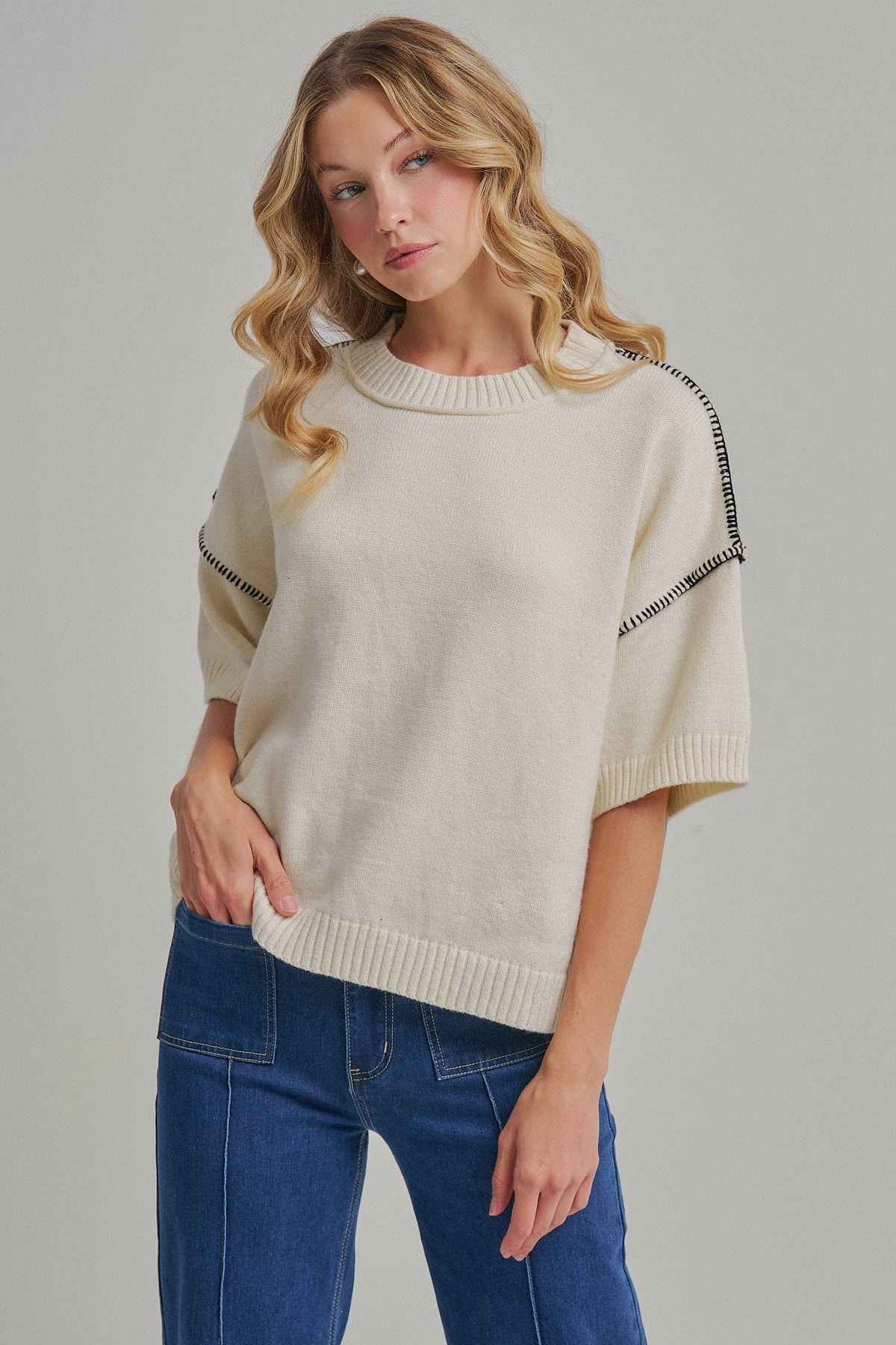 RELAXED FIT SWEATER TOP WITH COLOR STITCH