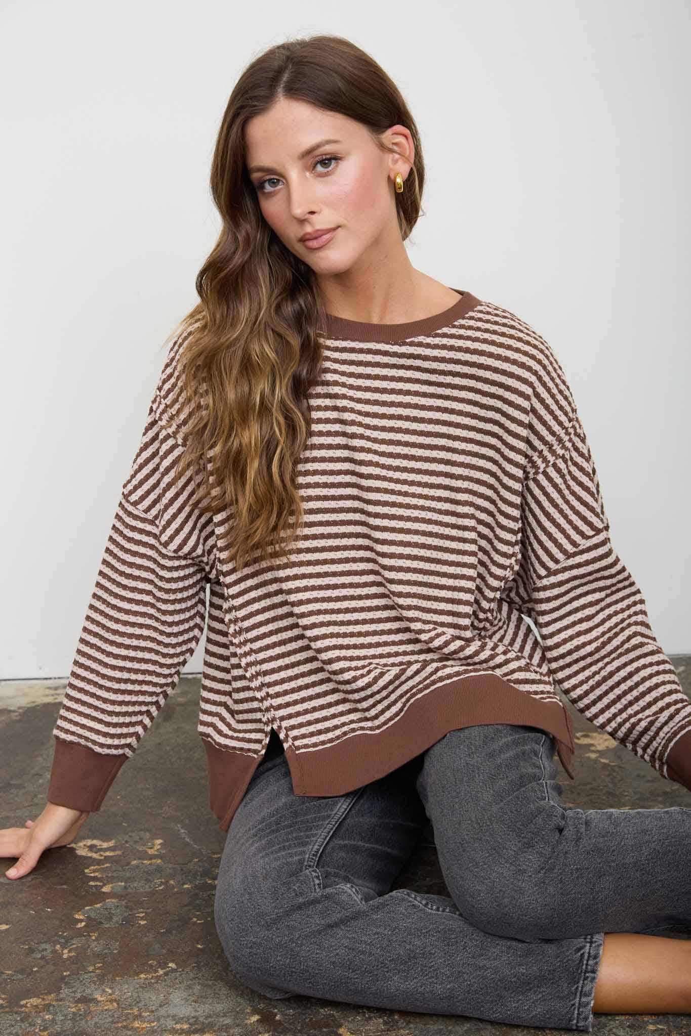 STRIPE EXPOSED SEAM SPLIT HEM LONG SLEEVE KNIT TOP : BROWN