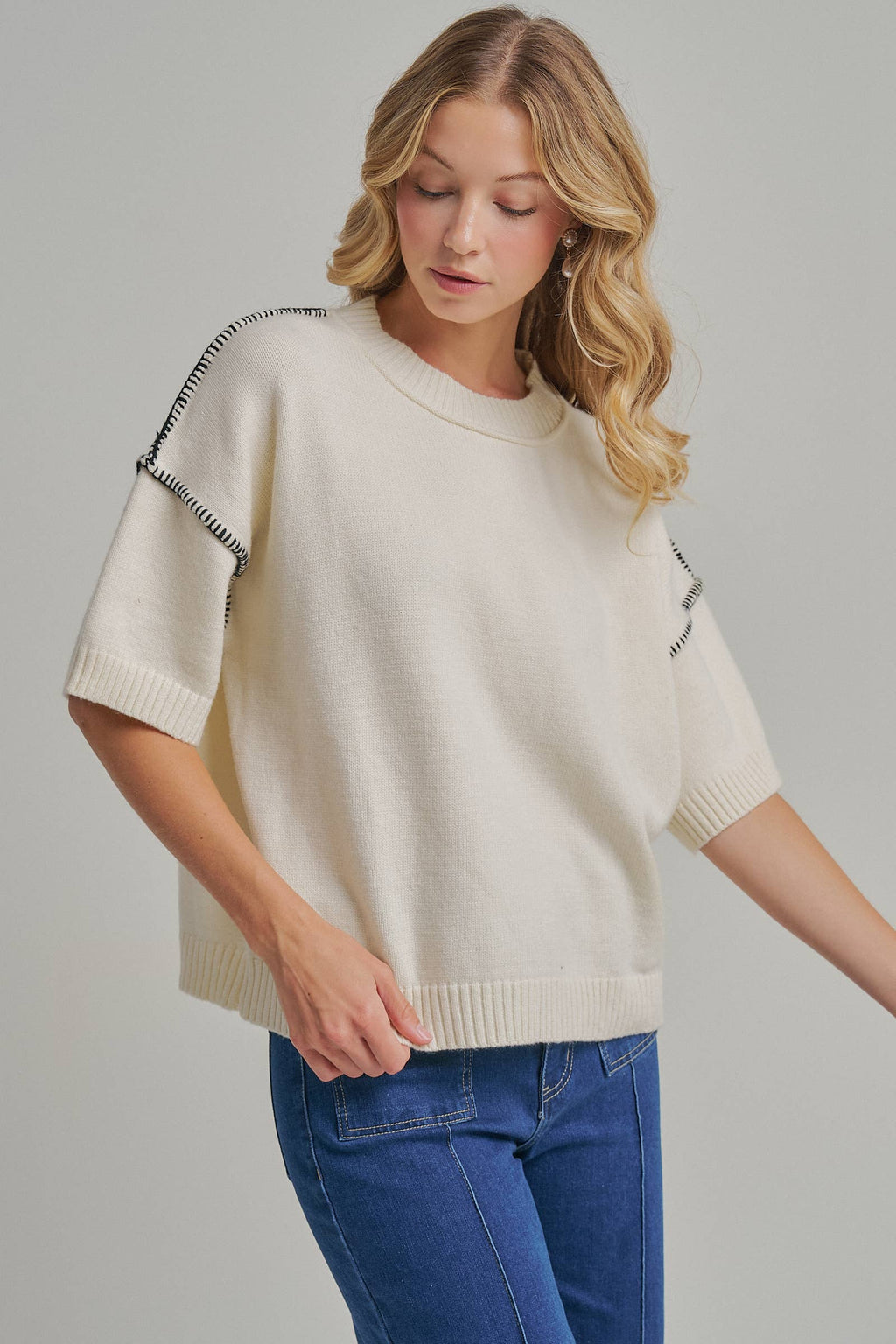 RELAXED FIT SWEATER TOP WITH COLOR STITCH