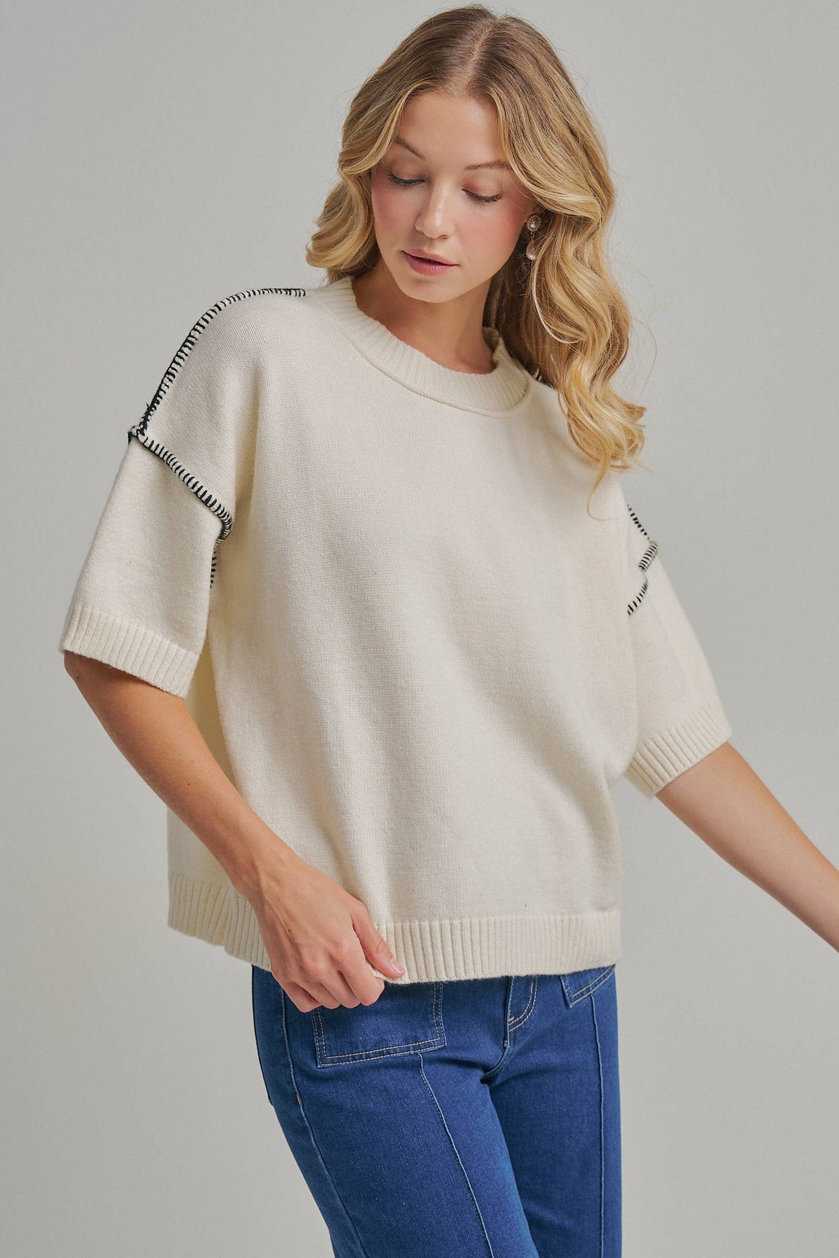 RELAXED FIT SWEATER TOP WITH COLOR STITCH