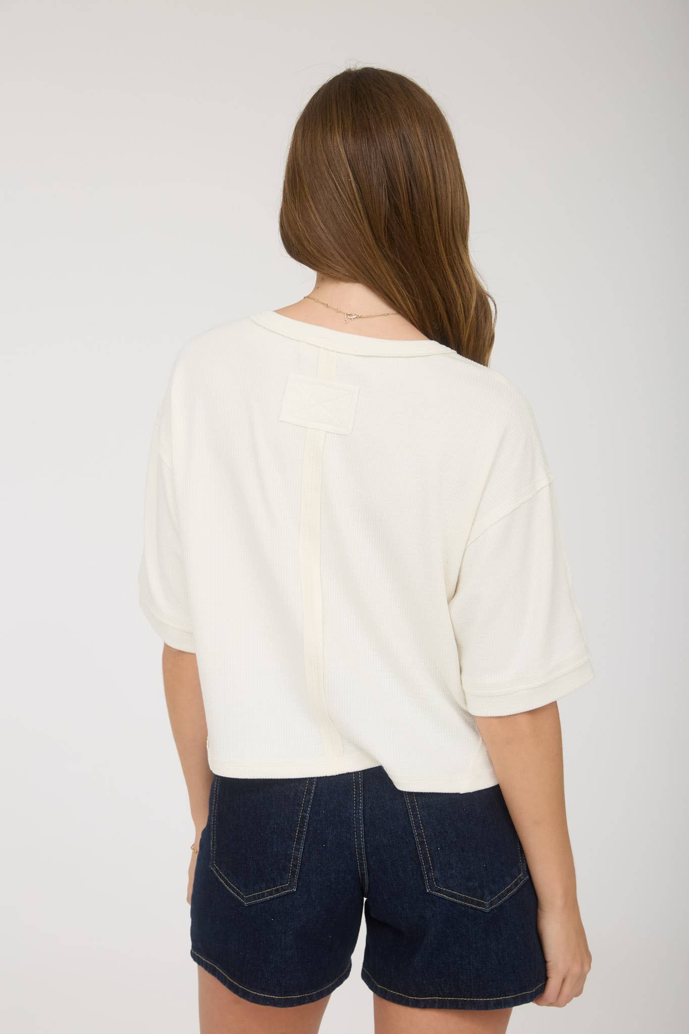 EXPOSED SEAM SHORT SLEEVE BOXY HENLEY KNIT TOP